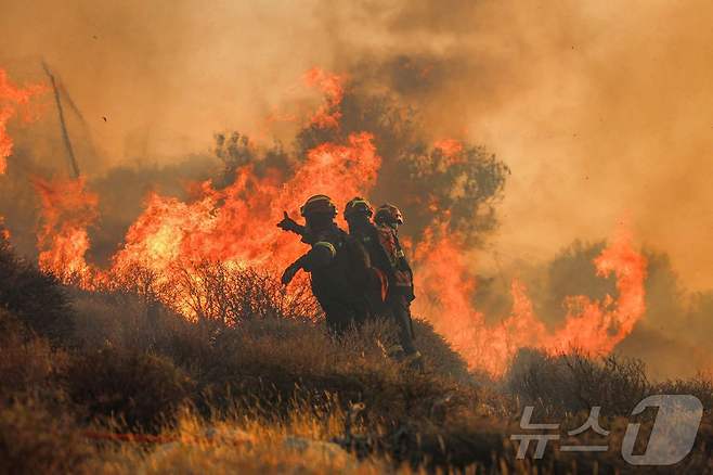 그리스 크레타섬 남동부 이에라파트라에서 대형 산불이 발생해 3일 소방관들이 화마와 싸우고 있다. 2025.7.3 ⓒ AFP=뉴스1 ⓒ News1 강민경 기자