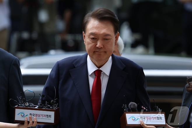 12·3 비상계엄과 관련해 특검의 수사를 받는 윤석열 전 대통령이 9일 오후 서울 서초구 중앙지법에서 열린 영장실질심사에 출석하고 있다. 2025.7.9/뉴스1 ⓒ News1 사진공동취재단
