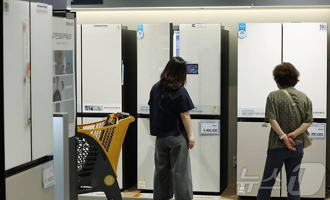 19일 서울의 한 마트 가전매장을 찾은 시민들이 냉장고를 살펴보고 있다. 2025.6.19/뉴스1 ⓒ News1 장수영 기자