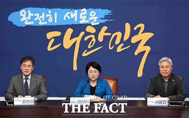 조국혁신당이 더불어민주당에 검찰개혁을 위한 공동 태스크포스(TF) 구성을 공식 제안했다. 양당이 단일안을 도출해 신속히 입법을 추진하자는 취지지만, 실제 TF 구성까지 이어질지는 미지수다. /박헌우 기자