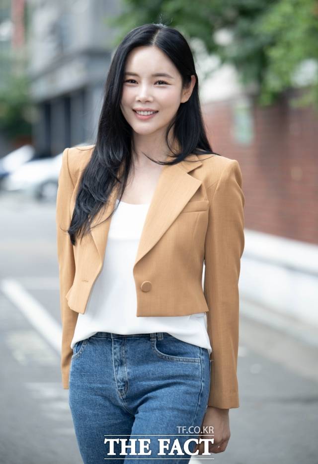 조정민은 뮤지컬 배우로도 다재다능한 멀티스타의 면모를 보여주고 있다. 트로트계 '팔색조 싱어송라이터'로 최근 발표한 신곡 '가지지 못한 사랑'(김병걸 작사)은 그가 직접 작곡자다. /박헌우 기자