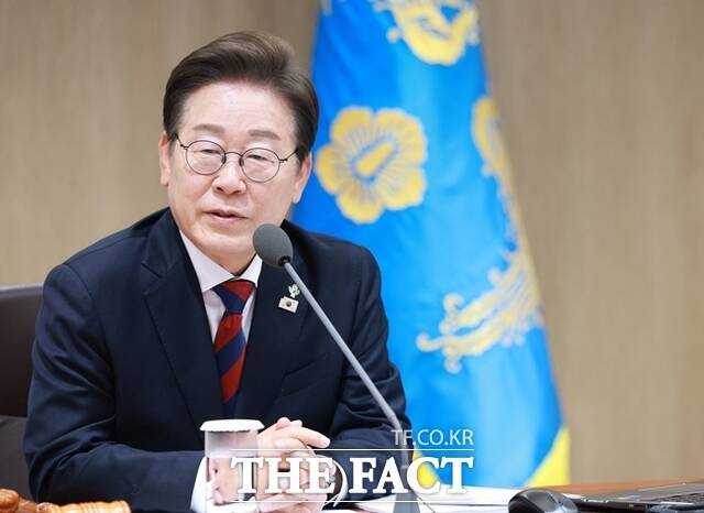 이재명 대통령(사진)이 8일 오전 용산 대통령실에서 주재한 국무회의에서 여야가 구성한 민생 공약 협의체를 두고 "우리 정부도 힘을 모으겠다"며 "민생에 실제 도움이 되는 방향으로 여야가 지혜를 모아주시길 요청드린다"고 강조했다./뉴시스
