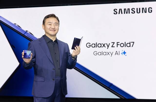 노태문 삼성전자 DX부문장 직무대행 사장이 폴더블폰 신작 '갤럭시Z플립7'(왼쪽)과 '갤럭시Z폴드7'을 소개하고 있다. /삼성전자