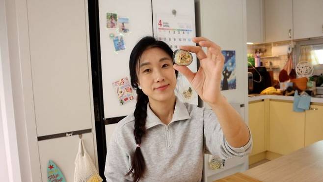 한혜리 숙이네김밥 대표가 손수 싼 김밥을 들어보이고 있다. 카페24 제공
