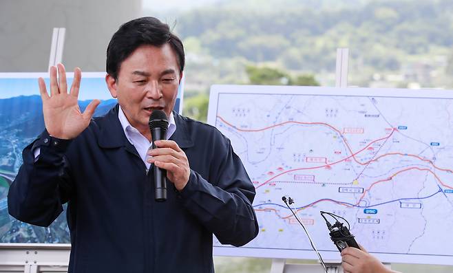 원희룡 국토부장관이 2023년 7월 27일 경기 양평군 강상면에서 양평 고속도로 특혜 의혹 관련 취재진의 질문에 답하고 있다. /뉴스1