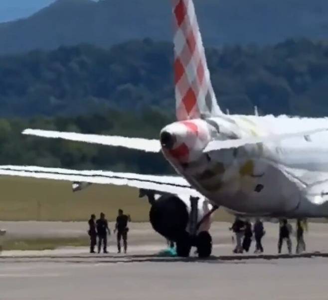 8일 이탈리아 베르가모 공항에서 발생한 사고를 수습하는 모습. /엑스