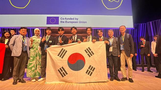 과학기술정보통신부(과기정통부)와 한국과학창의재단(창의재단)은 제38회 국제청소년물리토너먼트에서 한국대표팀이 은메달을 획득했다고 밝혔다./과기정통부