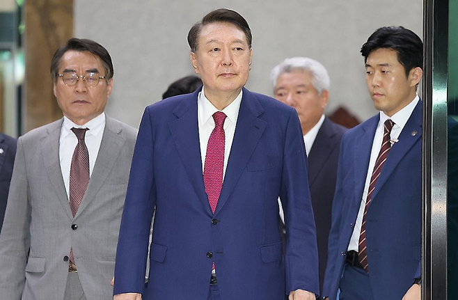 윤석열 전 대통령이 지난 5일 내란 특검 2차 조사를 마치고 조은석 특별검사팀 사무실이 있는 서울 서초구 서울고검을 나서고 있다.ⓒ연합뉴스