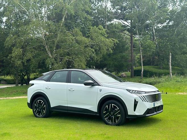 푸조 3008 측면 ⓒ데일리안 편은지 기자