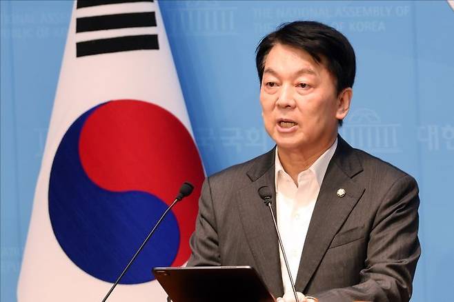 안철수 국민의힘 의원이 지난 7일 오전 국회 소통관 기자회견장에서 국민의힘 혁신위원장 사퇴 후 당대표 출마를 선언하는 기자회견을 열고 있다. ⓒ데일리안 홍금표 기자