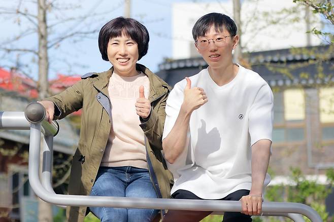 10번이 넘는 두경부암 수술을 이겨내고 턱걸이 챔피언이라는 타이틀을 얻게 된 김동호 군(오른쪽)과 동호 군의 어머니. 서울아산병원 제공