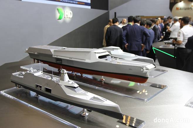 HD현대중공업이 부산 국제해양방위산업전(MADEX)에서 공개한 유·무인 전력 지휘함 콘셉트 모형. 최재호 기자 cjh1225@donga.com