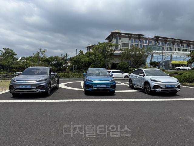 BYD의 딜러사 하모니오토모빌이 9일 제주 신화월드에서 열린 국제e-모빌리티엑스포에 참가했다. 사진은 BYD 전시관에 아토 3가 전시돼 있는 모습. 임주희 기자