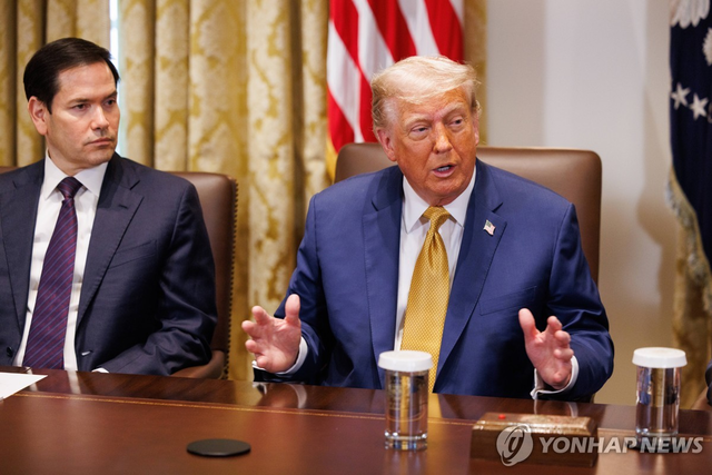 도널드 트럼프 미국 대통령이 8일(현지시간) 미국 워싱턴DC 백악관에서 내각회의를 주재하고 있다. 사진 연합뉴스.