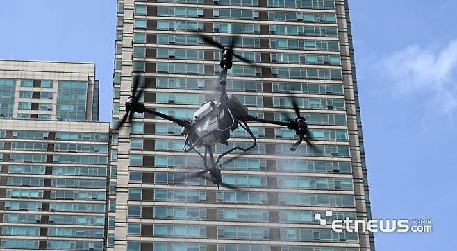 21일 서울 강남구 대치동 일대에서 드론을 이용한 해충 방역 작업이 진행되고 있다. 강남구는 오는 11월까지 차량이나 사람이 접근하기 어려운 하천변, 공원, 등산로 등에 드론을 투입해 방역을 지속적으로 실시한다. 이동근기자 foto@etnews.com