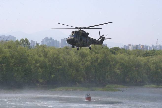 대구 북구 함지산 산불 이틀째인 지난 4월 29일 오전 현장에 투입된 산불 진화 지원에 나선 군 헬기가 인근 금호강에서 물을 채우고 있다. 뉴스1