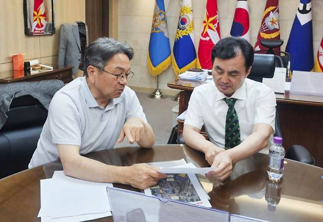 안규백 국방부 장관 후보자 지난 7일 서울 용산 국방부 청사에서 강기정 광주시장을 만나 민·군 통합공항 이전에 대해 논의하고 있다. 광주시 제공