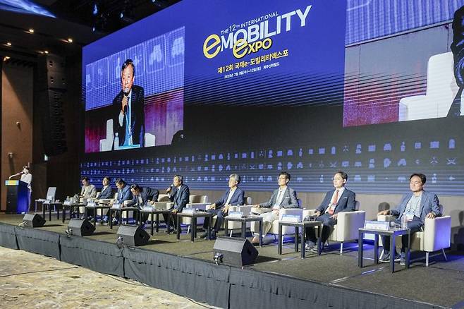 국제e-모빌리티엑스포 조직위원회가 9일 제주 신화월드에서 기자회견을 갖고 '제12회 국제 e-모빌리티엑스포(IEVE 2025)'와 관련해 설명하고 있다. 국제e-모빌리티엑스포 조직위 제공