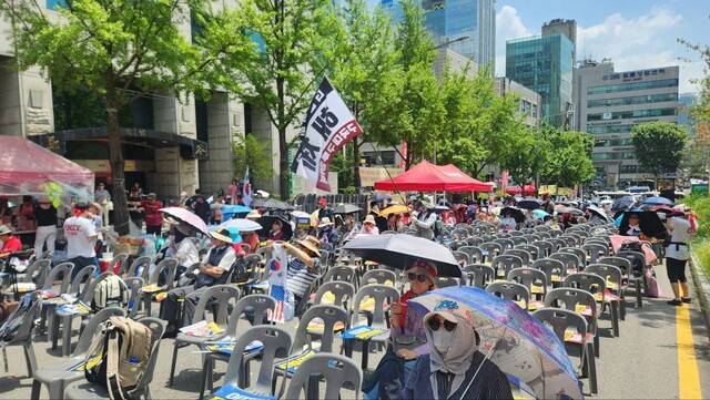 윤석열 전 대통령 지지자들이 9일 서울 서초구 서울중앙지방법원 앞에서 윤 전 대통령 재구속에 반대하는 집회를 벌이고 있다. 장종우 기자 whddn3871@hani.co.kr