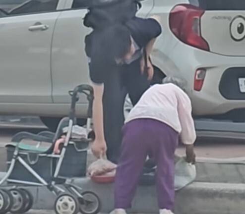 폭염 속에서 농작물을 파는 할머니의 콩을 사는 옥군의 모습. 인스타그램 갈무리