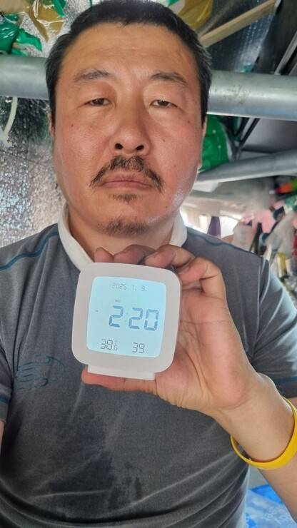 고진수 세종호텔지부장의 고공농성장은 9일 오후 2시20분 38.6도를 기록했다. 고진수 지부장 제공.