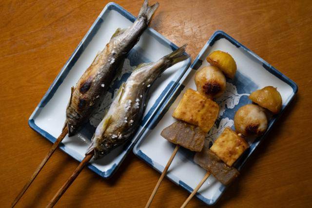 일본 도쿠시마현 미요시시 이야 계곡 인근 음식점의 은어 구이(왼쪽).