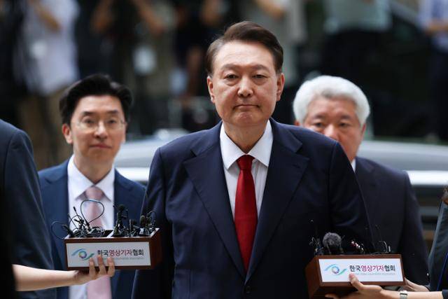 윤석열 전 대통령이 9일 서울 서초구 서울중앙지법에서 열린 구속 전 피의자 심문에 취재진 질문을 받으며 출석하고 있다. 사진공동취재단