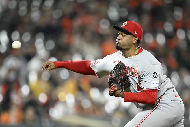 <yonhap photo-2918="">알렉시스 디아즈가 신시내티 레즈 소속 당시 역투하는 모습. AP=연합뉴스</yonhap>