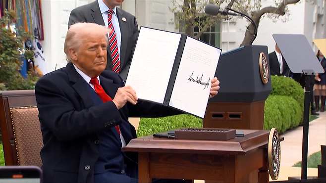 14개 국가들에 ‘관세 서한’을 보냈다며 사인을 보여주는 트럼프 미 대통령