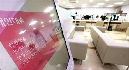 < 한산한 은행창구 > ‘6·27 부동산 대책’으로 연간 가계대출 총량 증가 목표치가 약 20조원 줄어들면서 은행권이 주택담보대출 억제를 위해 금리를 전격 인상하고 나섰다. 지난달 30일 한산한 서울 시중은행 영업점 대출 창구 모습. /김범준 기자