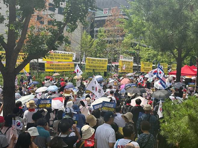 오후 2시께 서울 서초구 서울중앙지법 앞. 2000여명의 윤석열 전 대통령 지지자들이 모여 일제히 '영장 기각'을 외치고 있다./사진=김유진