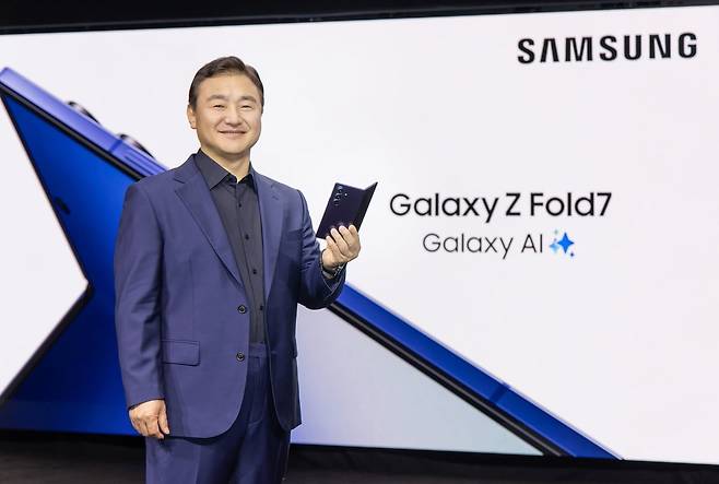 노태문 삼성전자 디바이스경험(DX)부문장 직무대행 사장이 9일(현지시간) 미국 뉴욕 브루클린 듀갈 그린하우스에서 열린 '갤럭시 언팩 2025'에 나와 '갤럭시Z폴드·플립7'을 소개하고 있다. 사진=삼성전자 제공