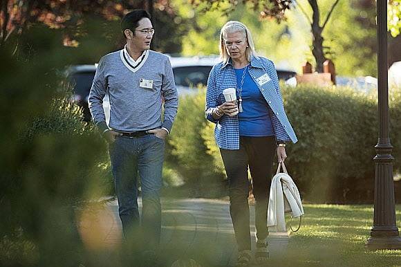 이재용 삼성전자 회장이 2016년 7월 미국 아이다호주 선밸리에서 열린 ‘앨런앤드컴퍼니 미디어 콘퍼런스’에서 지니 로메티 전 IBM 최고경영자(CEO)와 나란히 걸으며 대화하는 모습. 사진=짐비오닷컴