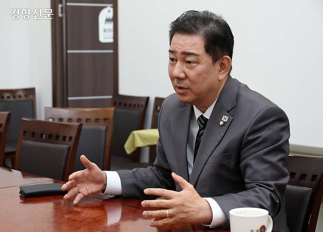 김병기 더불어민주당 대표 직무대행 겸 원내대표가 8일 국회 원내대표실에서 경향신문과 인터뷰를 하고 있다. 권도현 기자