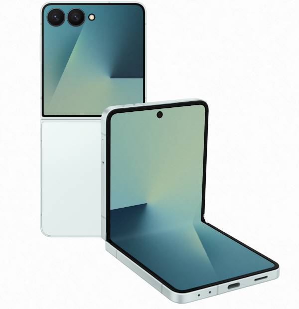 삼성전자는 한국시간으로 9일 밤 갤럭시 Z플립7을 비롯한 신제품을 공개했다. 갤럭시 Z플립7의 보급형인 갤럭시 Z플립7 FE도 함께 공개돼 온라인에서만 판매된다. 삼성전자 제공