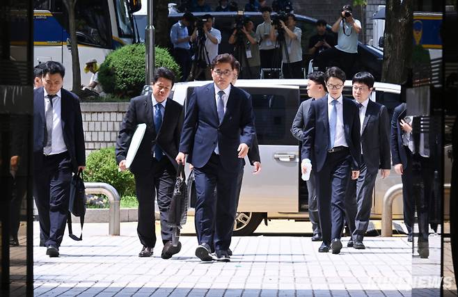 '12·3 비상계엄' 관련 내란·외환 사건을 수사하는 조은석 내란 특별검사팀 박억수 특검보가 9일 오후 서울 서초구 서울중앙지방법원에서 열린 윤석열 전 대통령의 구속 전 피의자 심문을 위해 법원에 들어서고 있다.