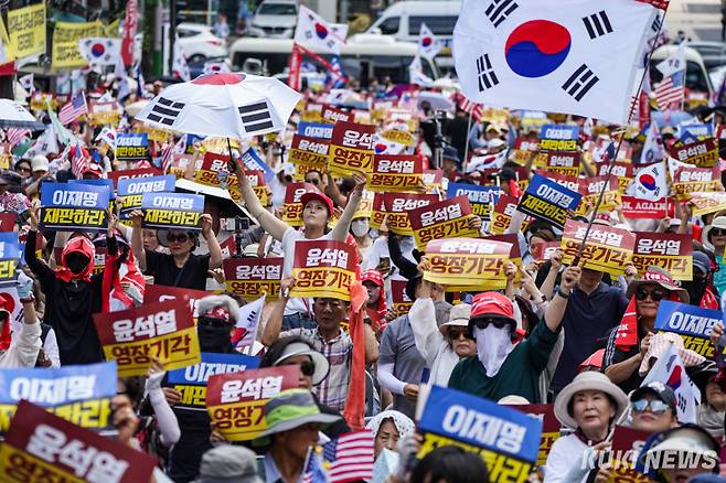 윤석열 전 대통령의 영장실질심사가 열린 9일 서울 서초구 서울중앙지방법원 앞에서 윤 전 대통령 지지자들이 집회를 열고 구호를 외치고 있다.