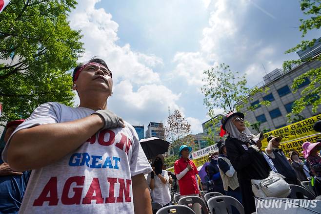 윤 전 대통령 지지자들이 국민의례를 하고 있다.