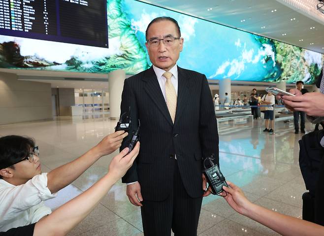 위성락 국가안보실장이 9일 인천국제공항 제2터미널을 통해 귀국한 뒤 취재진의 질문에 답하고 있다. 연합뉴스