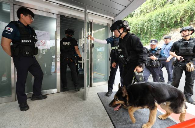 7일 서울 성북구 성신여대에 폭발물이 설치됐다는 의심 신고가 접수돼 경찰특공대 폭발물 처리반이 수색하고 있다. 연합뉴스