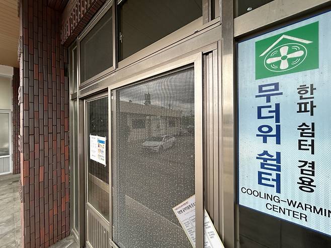 7일 무더위 쉼터로 지정된 제주시 내 한 경로당의 출입문이 굳게 닫혀있다. 이날 오후 제주의 낮 최고기온은 31도를 넘었다. 문정임 기자