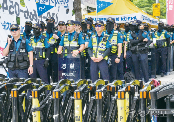 윤석열 전 대통령의 영장실질심사가 열린 9일 경찰 기동대원들이 서울중앙지법 청사 주변에서 만일의 폭력 사태에 대비하고 있다. 윤원규기자