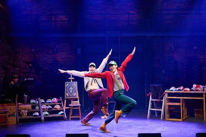 뮤지컬 ‘구텐버그’에서 더그(장지후·왼쪽)과 버드(선한국)이 환상의 호흡을 보여주고 있다. <쇼노트·랑>