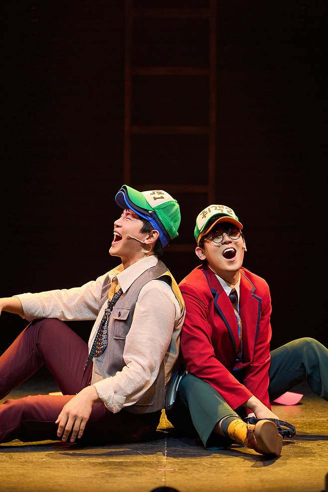 뮤지컬 ‘구텐버그’에서 더그(장지후·왼쪽)과 버드(선한국)이 등을 맞댄 채 깔깔 웃고 있다 <쇼노트·랑>