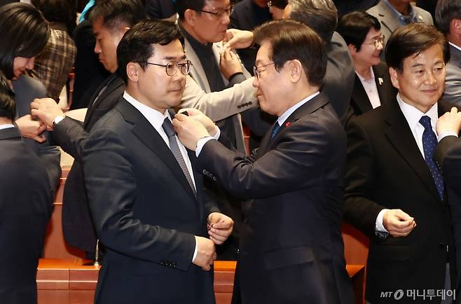 (서울=뉴스1) 김민지 기자 = 이재명 더불어민주당 대표가 9일 서울 여의도 국회에서 열린 의원총회를 마치고 규탄 퍼포먼스를 하기 위해 박찬대 원내대표에 태극기 배지를 달아주고 있다. 2024.12.9/뉴스1 Copyright (C) 뉴스1. All rights reserved. 무단 전재 및 재배포, AI학습 이용 금지. /사진=(서울=뉴스1) 김민지 기자