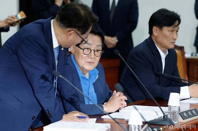 (서울=뉴스1) 안은나 기자 = 박지원 더불어민주당 의원과 박선원 간사가 23일 오후 서울 여의도 국회에서 열린 정보위원회 제426회국회(임시회) 제3차 전체회의에서 대화하고 있다. 2025.6.23/뉴스1 Copyright (C) 뉴스1. All rights reserved. 무단 전재 및 재배포, AI학습 이용 금지. /사진=(서울=뉴스1) 안은나 기자