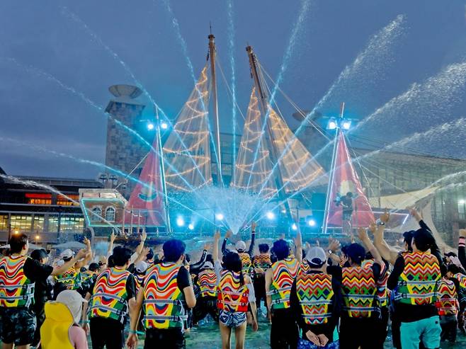 롯데워터파크에서 열리는 여름 공연 '자이언트 웨이브 페스타' 모습. / 사진 = 롯데워터파크 제공