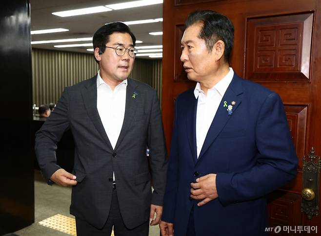 (서울=뉴스1) 김민지 기자 = 더불어민주당 당 대표 후보자인 박찬대·정청래 의원이 3일 서울 여의도 국회에서 열린 비공개 의원총회에 참석하며 대화하고 있다. 2025.7.3/뉴스1 Copyright (C) 뉴스1. All rights reserved. 무단 전재 및 재배포, AI학습 이용 금지. /사진=(서울=뉴스1) 김민지 기자