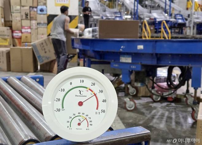 (서울=뉴스1) 이정후 기자 = 연일 기록적인 폭염이 이어지고 있는 9일 오전 서울 송파구 장지동 서울복합물류센터 내부 온도가 31도를 가리키고 있다. 2025.7.9/뉴스1 Copyright (C) 뉴스1. All rights reserved. 무단 전재 및 재배포, AI학습 이용 금지. /사진=(서울=뉴스1) 이정후 기자