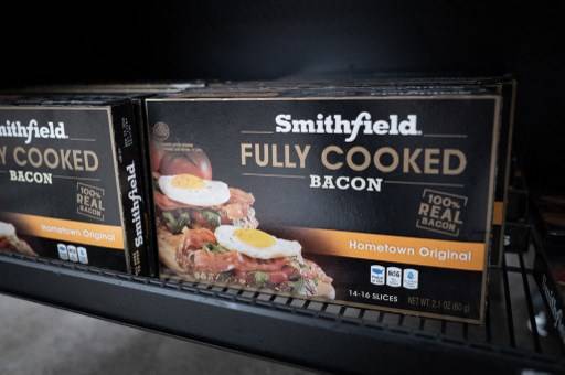 스미스필드 푸드(Smithfield Foods)가 생산한 베이컨이 일리노이주 시카고의 한 식료품점에서 판매되고 있다. 미국 최대 돼지고기 생산업체인 스미스필드 푸드는 홍콩에 본사를 둔 중국 기업 WH 그룹이 소유하고 있으며, 세계 최대 돼지고기 생산업체이다. 트럼프 행정부는 오늘 농장 보안 강화를 위해 중국인의 미국 농지 소유 금지 조치를 추진할 것이라고 발표했다. /AFPBBNews=뉴스1